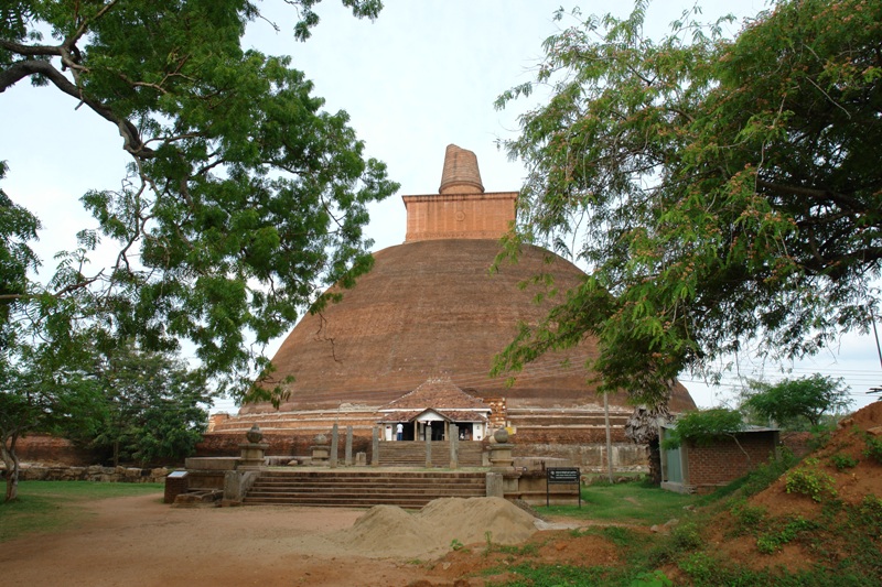    -  (antient buddist temple - first Sri-Lanka capital Anuradhapura)
